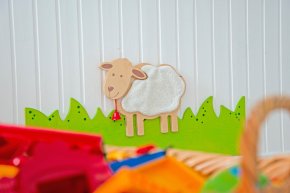 Symbolbild Kinderbetreuung Bild von einem Schaf an der Wand von einer Kindertagesstätte