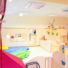 Gruppenraum mit Spieleecke und Tisch