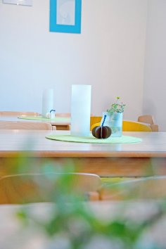 Essecke mit dekorierten Tischen Essecke mit dekorierten Tischen