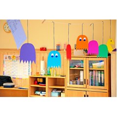 Bunte Papiergespenster hängen von der Decke