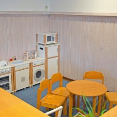 Kinderküche mit Küchentisch