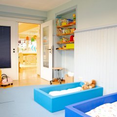 Ruheraum Kita mit Sofa und zwei Betten