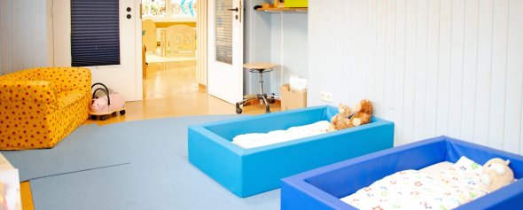 Ruheraum Kita Ruheraum Kita mit Sofa und zwei Betten