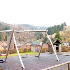 Schaukeln auf dem Kita Spielplatz