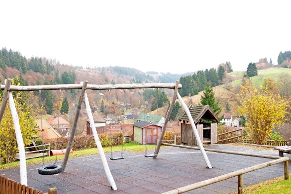 Schaukeln Schaukeln auf dem Kita Spielplatz