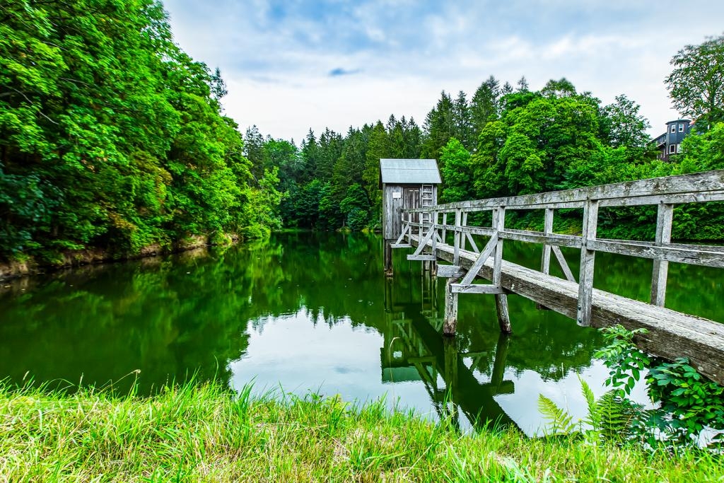 Striegelhaus über strahlend grünen See