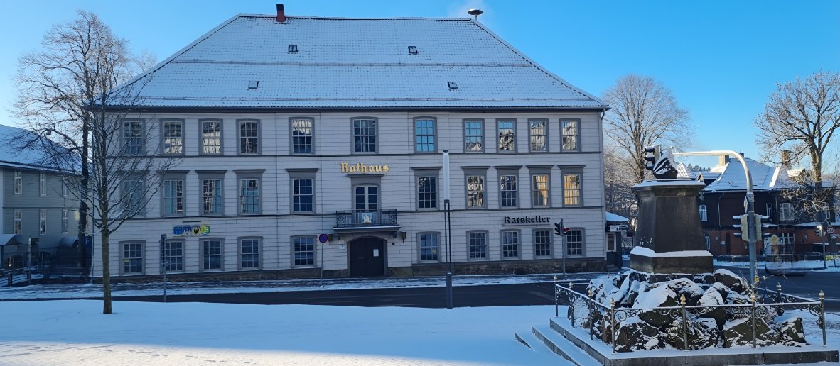 Rathaus im Winter Ansicht der alten Außenfassade des Rathauses im Winter