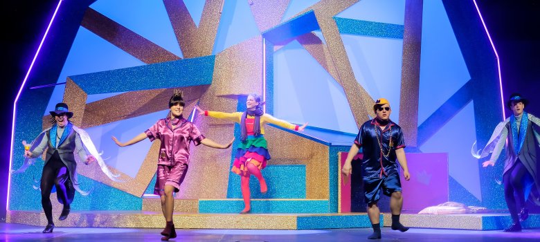 Bild von einer Theatergruppe bei der Aufführung von der "Schneekönigin", Sie tanzen, das Bild ist von Theater für Niedersachsen