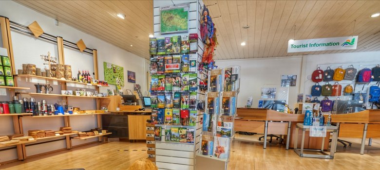 Ladenansicht der Tourist-Information Clausthal-Zellerfeld mit dem Blick zur Richtung Kasse