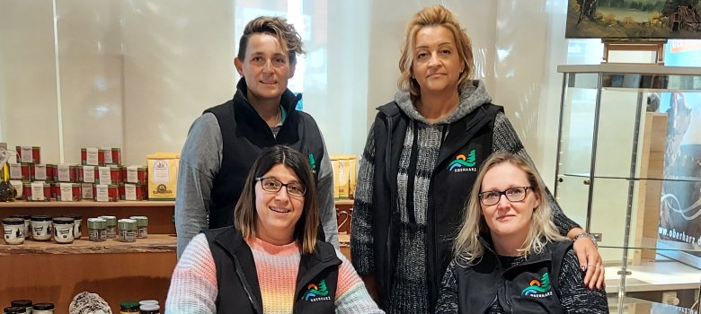 Team der Tourist-Information Clausthal-Zellerfeld, bestehend aus vier Personen, sie lächeln und schauen direkt zur Kamera