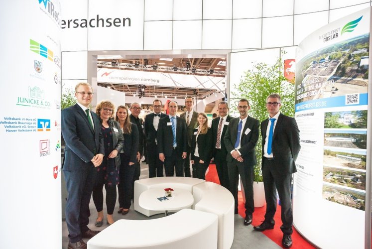 Bild von den Teilnehmer der Expo Real 2017. links: Jobst Junicke (Junicke & Co. OHG), Britta Schweigel (Berg- und Universitätsstadt Clausthal-Zellerfeld), Vanessa Grond (WiReGo), Dirk Becker (Stadt Goslar), Julius Junicke (Junicke & Co. OHG), Dr. Jörg Aßmann (WiReGo), Christian A. Grell (Sparkasse Hildesheim Goslar Peine), Katrin Madeiski (WiReGo), Andreas Wobst (Volksbank eG), Thomas Beckröge (Stadt Bad Harzburg), Mark Zimmermann (Sparkasse Hildesheim Goslar Peine)