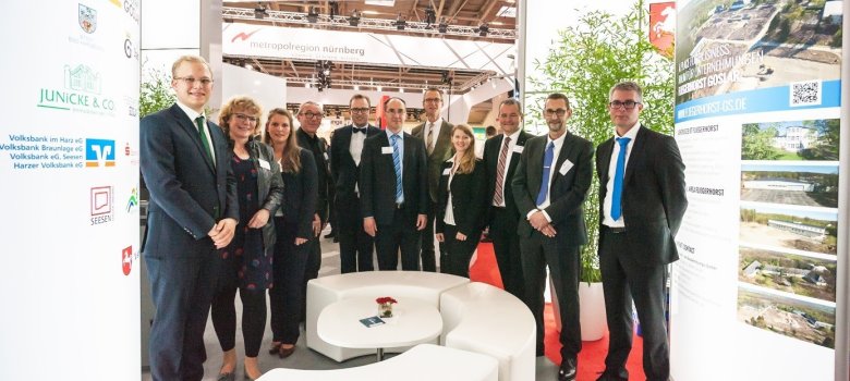 Bild von den Teilnehmer der Expo Real 2017. links: Jobst Junicke (Junicke & Co. OHG), Britta Schweigel (Berg- und Universitätsstadt Clausthal-Zellerfeld), Vanessa Grond (WiReGo), Dirk Becker (Stadt Goslar), Julius Junicke (Junicke & Co. OHG), Dr. Jörg Aßmann (WiReGo), Christian A. Grell (Sparkasse Hildesheim Goslar Peine), Katrin Madeiski (WiReGo), Andreas Wobst (Volksbank eG), Thomas Beckröge (Stadt Bad Harzburg), Mark Zimmermann (Sparkasse Hildesheim Goslar Peine