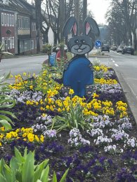Blumenbeet mit gebautem Hasen vom Baubetriebshof