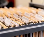 Akten Schublade mit dünnen, einsortierten Aktenmappen