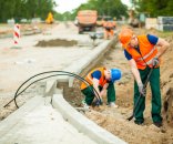 Kanalarbeiten/ Bau zwei Bauarbeiter mit Warnwesten bei Bauarbeiten