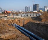 freigelegte Rohre tief in der Erde