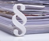 Rechtliche Grundlagen Paragraph im Vordergrund, Zettel im Hintergrund