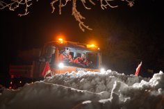 Schneeflug Schneeflug des Baubetriebshofes mit zwei Mitarbeitern beim Schneeflügen