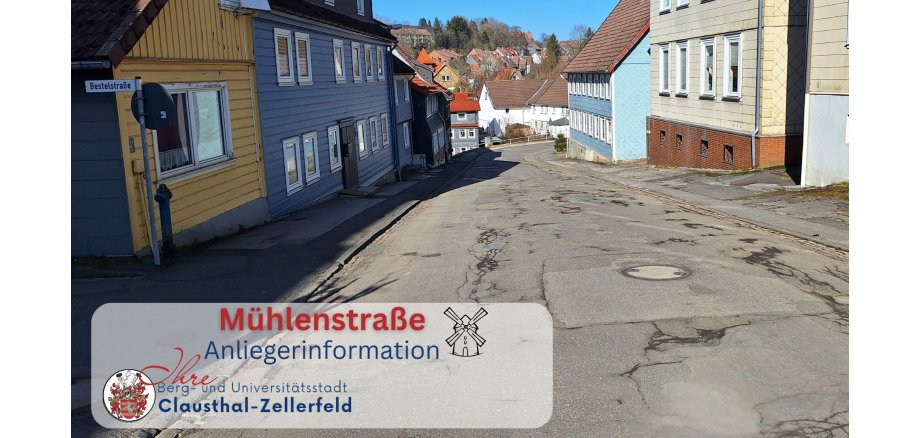 Hinweis zur Anliegerinformation für die Sanierungsarbeiten Mühlenstraße. Foto zeigt Straße mit Schäden, Stadtlogo