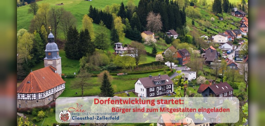 Blick auf den Ort Wildemann mit der historischen Kirche, Wohnhäusern und grünen Berghängen. Im unteren Bildbereich steht der Hinweis: „Dorfentwicklung startet: Bürger sind zum Mitgestalten eingeladen.“ Daneben befindet sich das Logo der Berg- und Universitätsstadt Clausthal-Zellerfeld.
