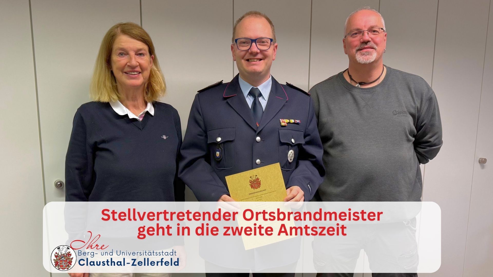 Meldungen 2026 - stellv ortsbrandmeister Bürgermeisterin Petra Emmerich-Kopatsch (links), Christian Germer in Feuerwehruniform mit seiner Ernennungsurkunde (Mitte) und Sven Küster, Sachgebietsleiter Ordnung und Brandschutz (rechts), stehen gemeinsam für ein Foto