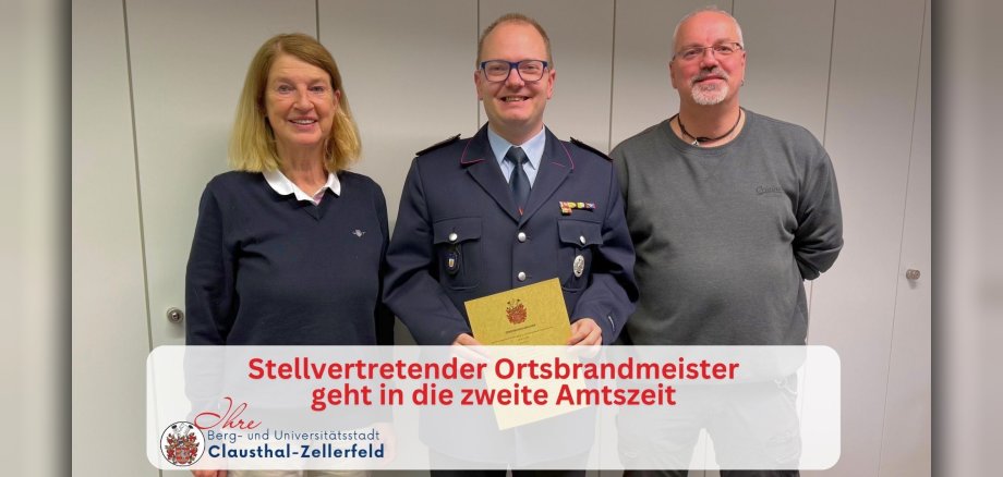 Meldungen 2026 - stellv ortsbrandmeister Bürgermeisterin Petra Emmerich-Kopatsch (links), Christian Germer in Feuerwehruniform mit seiner Ernennungsurkunde (Mitte) und Sven Küster, Sachgebietsleiter Ordnung und Brandschutz (rechts), stehen gemeinsam für ein Foto