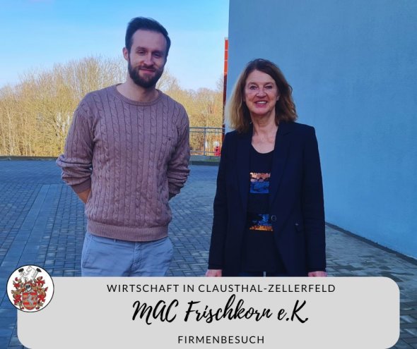 Petra Emmerich-Kopatsch steht neben jemanden aus dem MAC Frischkorn e.K. Team