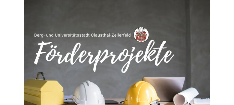 Bauhelme liegen auf einem Tisch mit Baukasten