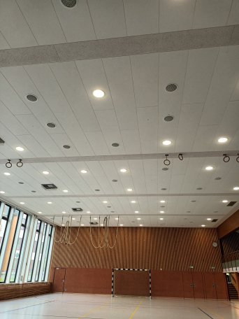 Turnhalle von innen, zeigt Halle mit Fokus auf Deckenbeleuchtung