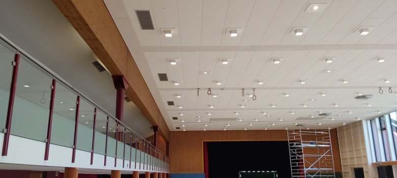 neue Beleuchtung Stadthalle Decke der Stadthalle von innen mit neuem Licht