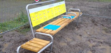 Fitnessbank beim Pumptrack mit matschigem Boden