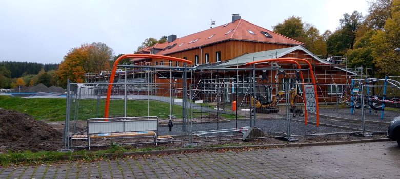 Von Bauzaun umzäuntes Fitnessgerät