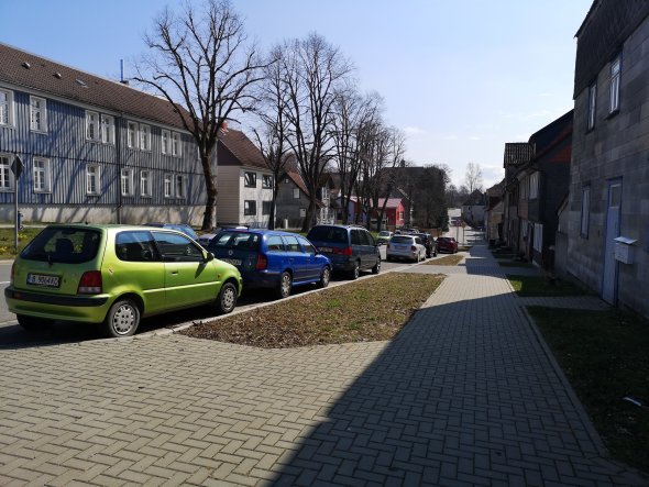 Blickwinkel vom Gehweg der Marktstraße, Autos stehen am Straßenrand