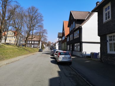 Straße "Zellweg"  in Tageslicht, Autos parken am Gehwegrand