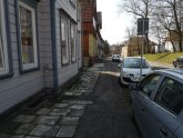 Gehweg am Zellweg Blickwinkel vom Gehweg am Zellweg, Autos stehen am Gehweg geparkt